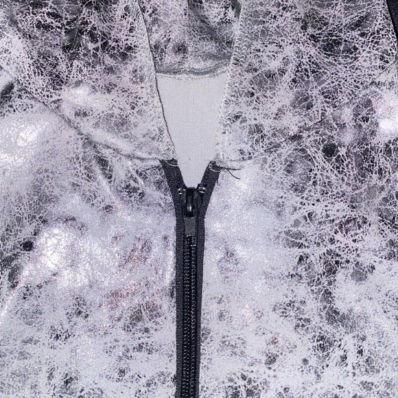 ✨2for22$ Metallic zip up muscle tee - Picture 3 of 5